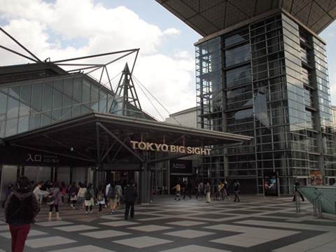 東京ビックサイト前。行列ができています。